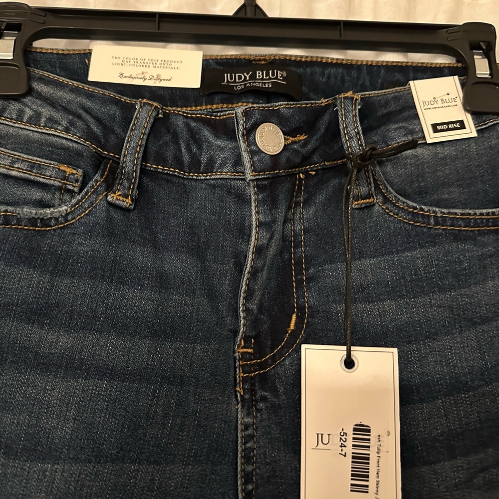 Judy Blue Mid-Rise Indigo Distressed Jeans / Frayed Tulip Hem - Size 7/28 - NWT - Picture 2 of 7